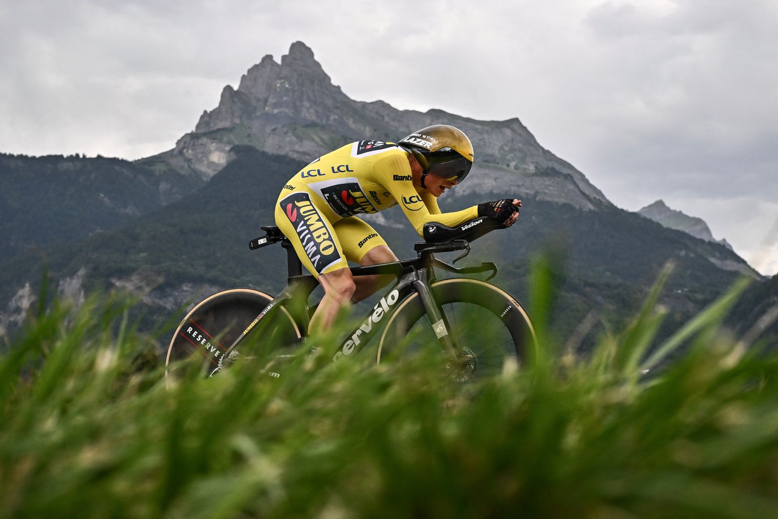 Jonas Vingegaard powers closer to Tour de France title with dominant