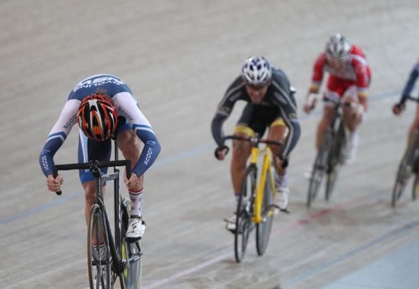 Scott Law pushes over the line to take gold in the 15km scratch race.