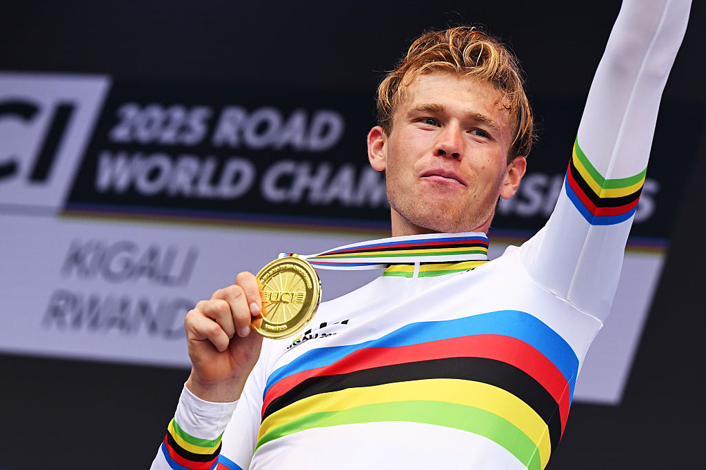 Kigali, Ruanda, 22 de septiembre: medallista de oro, Jakob Soderovist en Suecia, posa en el podio durante la carrera de 92 km de Kigali a Kigali el 22 de septiembre de 2025 en Kigali, Ruanda. (Foto de Dario Belingheri / Getty Images)