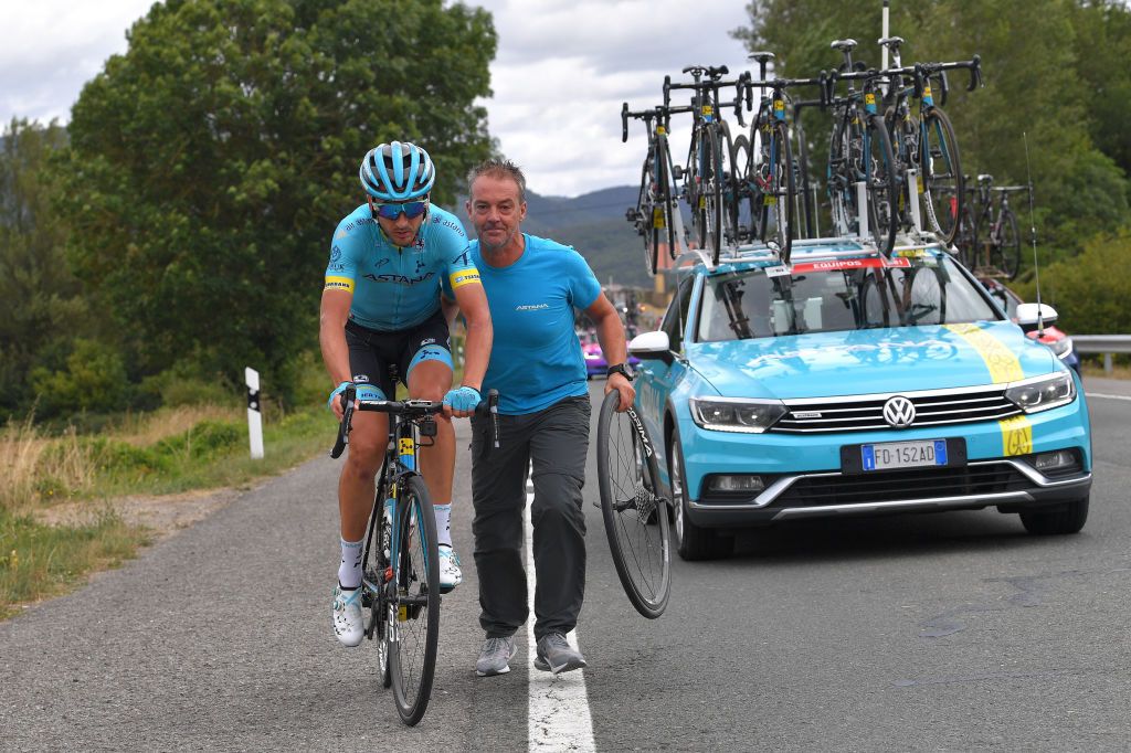 Ion Izagirre comes back from a puncture on Stage 12 of the Vuelta a Espana