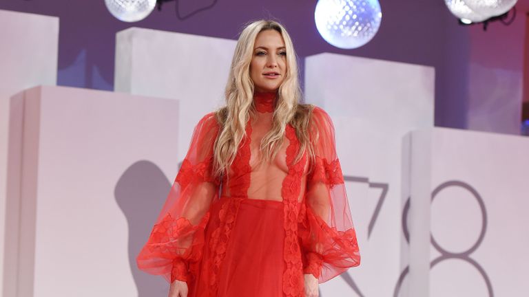 venice, italy september 05 kate hudson attends the red carpet of the movie mona lisa and the blood moon during the 78th venice international film festival on september 05, 2021 in venice, italy photo by franco origliagetty images