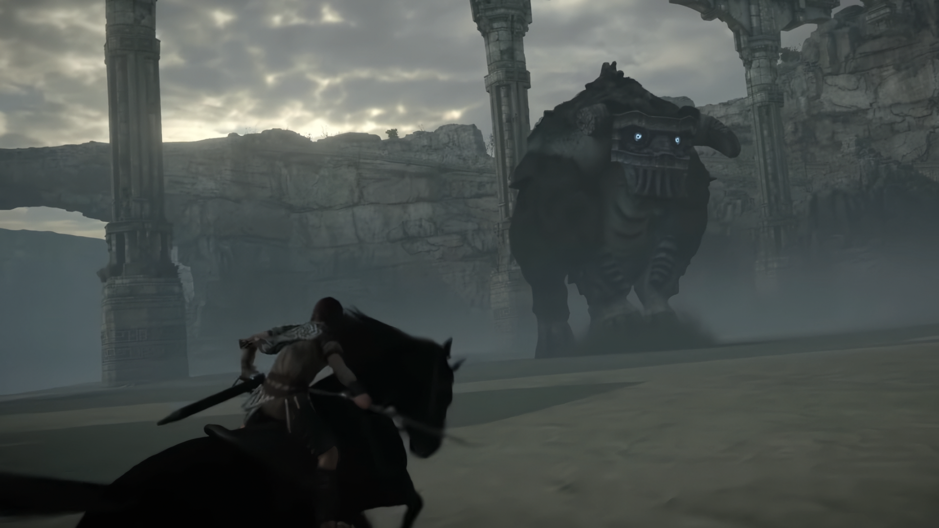 The protagonist of Shadow of the Colossus rides Agro into battle.