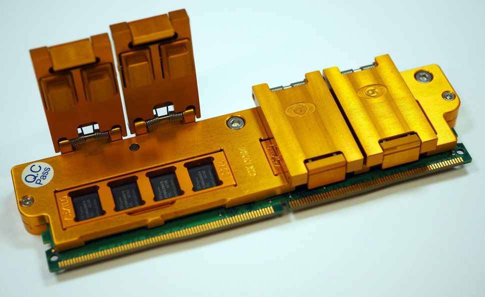 Модуль DRAM DDR4 со сменными чипами