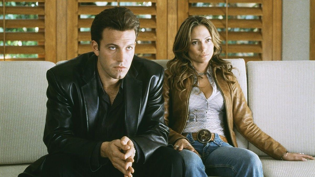 Ben Affleck and Jennifer Lopez sitting in a sofa in Gigli