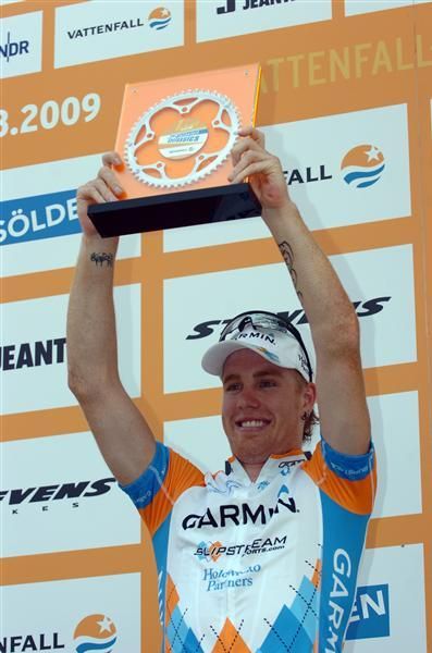 Tyler Farrar (Garmin-Slipstream) holds his Vattenfall Cyclassic trophy aloft