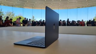 MacBook Air (M2, 2022) stående i Apple Park, Cupertino