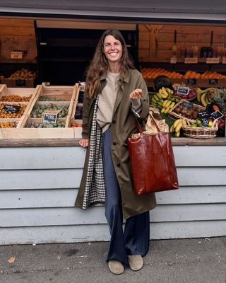 Influenciadora Laura Vidrequin com bolsa de compras Sezane vermelha