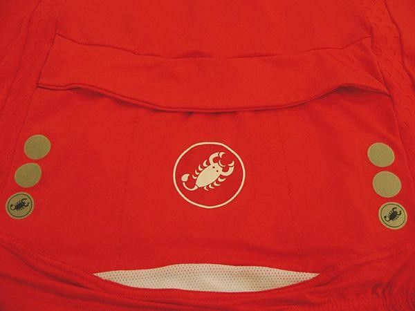 A flap covers the rear pockets on the Split Second jersey to prevent bellowing.