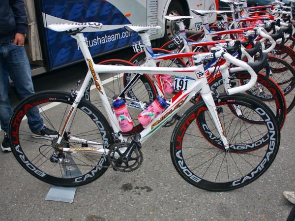 Hmm, red and green trim, gold lettering, a custom level top tube geometry