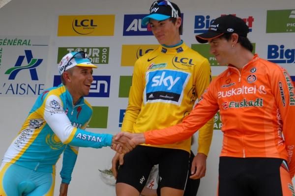 Allan Davis (Astana) congratulates second place getter Koldo Fernandez (Euskaltel - Euskadi)