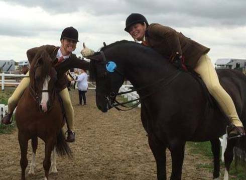 Chloe Chubb celebrates qualifying for HOYS with Moelview Chieftain