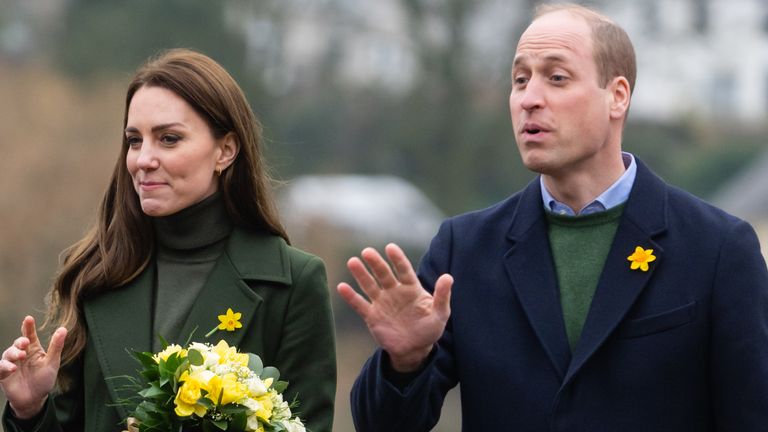 Kate Middleton Prince William George Charlotte outfits - Catherine, Duchess of Cambridge and Prince William, Duke of Cambridge visit the Blaenavon Heritage Centre on March 01, 2022 in Blaenavon, Wales. 