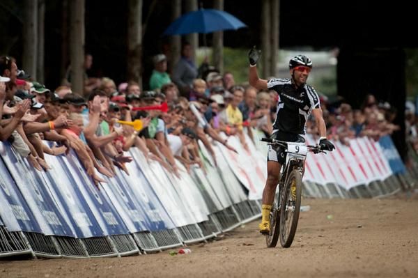 Manuel Fumic (Cannondale Factory Racing) gets high fives from the crowd