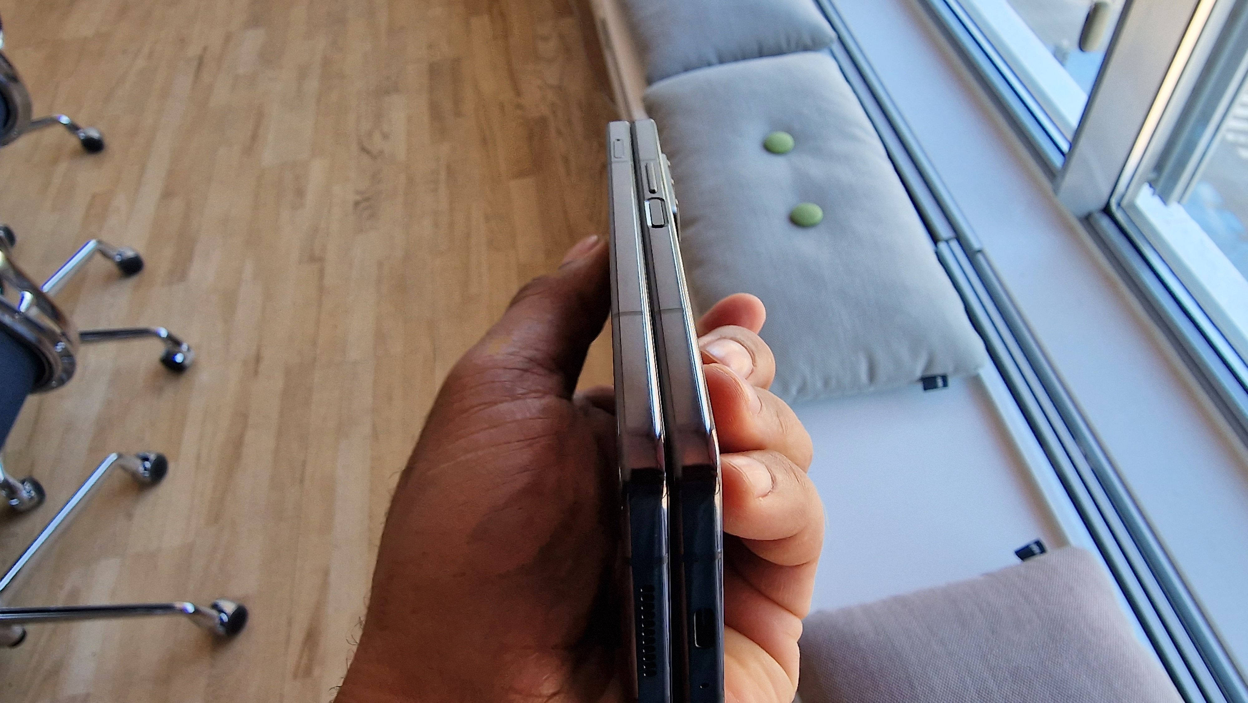 Samsung Galaxy Z Fold 4 hold i hånden, så tykkelsen er tydelig.