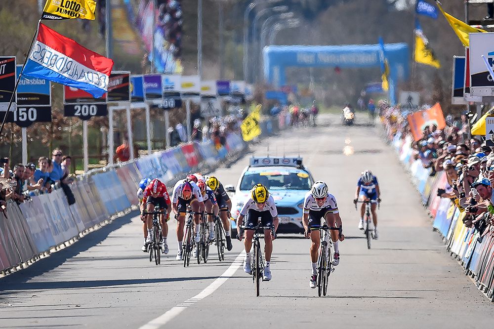 Emma Johansson and Lizzie Armitstead at the finish