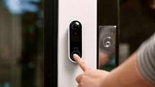 Bästa videodörrklocka: En person som ringer på en Arlo Video Doorbell.