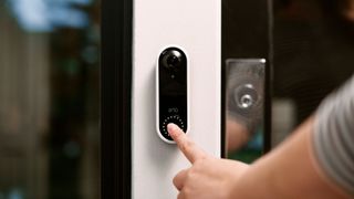 Arlo Video Doorbell montert ved dør