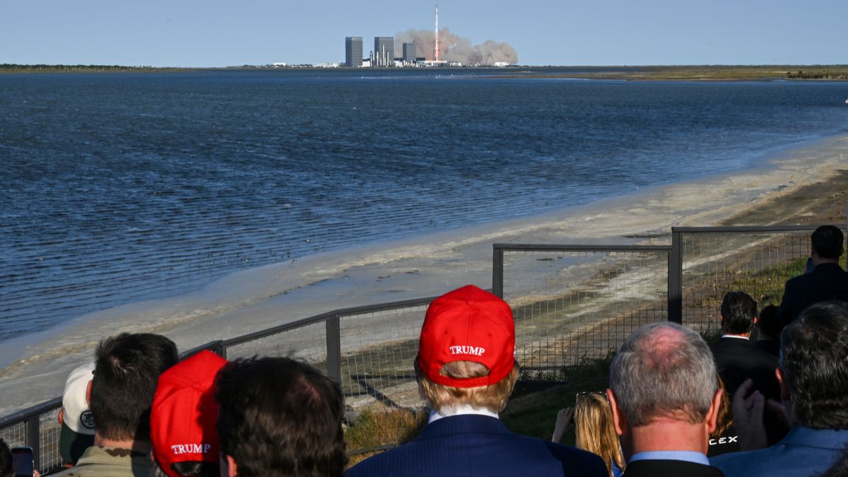 Trump watches SpaceX launch Starship’s 6th test flight (photos)