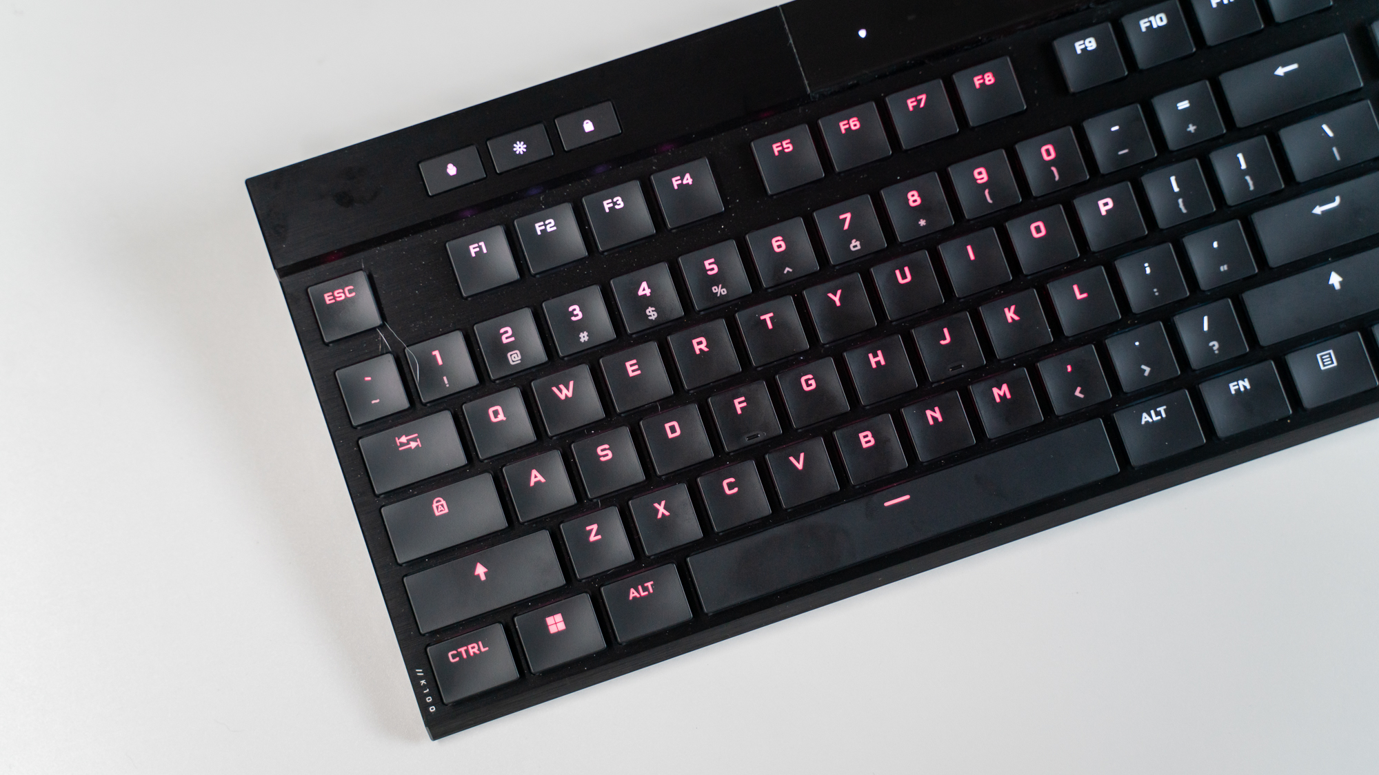 Corsair K100 Air Wireless em uma mesa branca