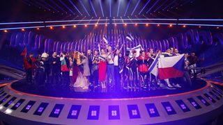 En stor gruppe kunstnere på scenen i finalen i Eurovision 2018