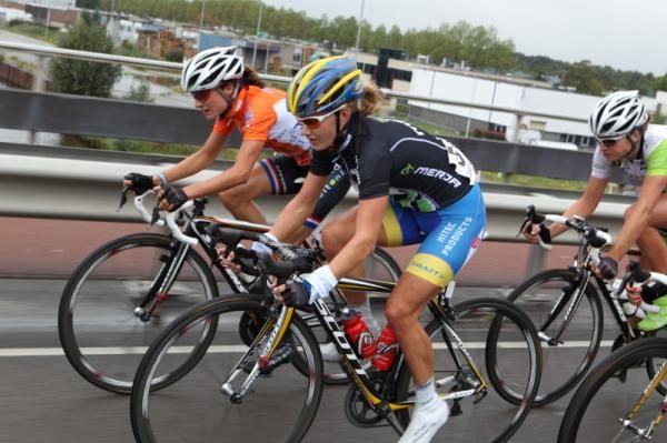 Emma Johansson (Hitec Products) and race leader, Marianne Vos (Nederland Bloeit)