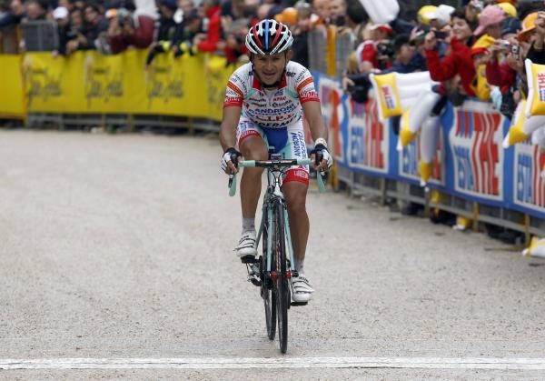 Jose Rujano (Androni) reaches the finish.
