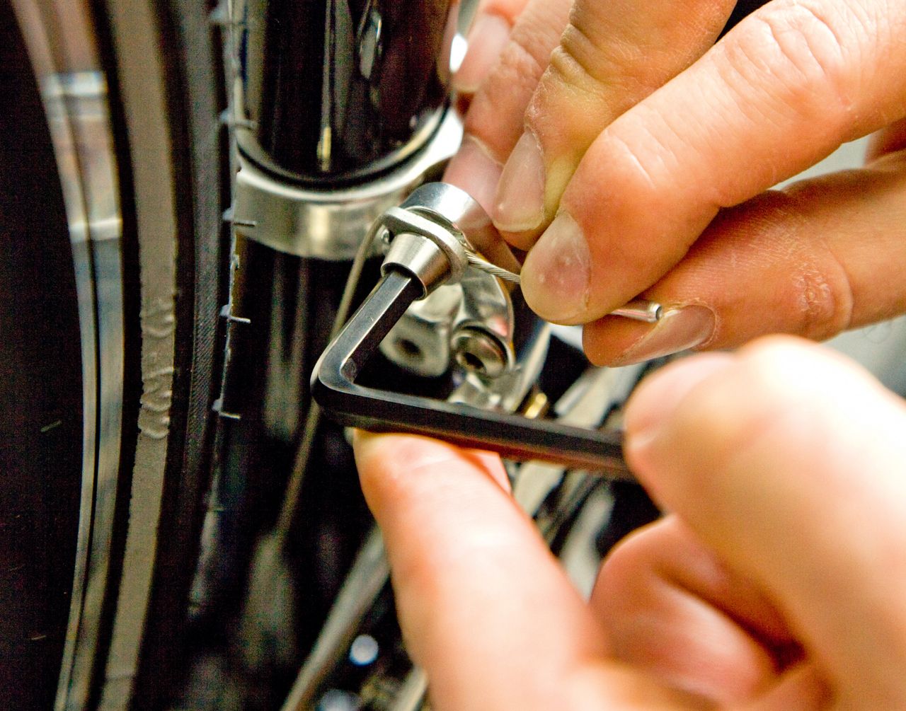  Serrer le boulon de fixation sur le dérailleur avant