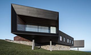 Exterior view of Headland House hotel cantilevered pavilion, Gerringong, Australia