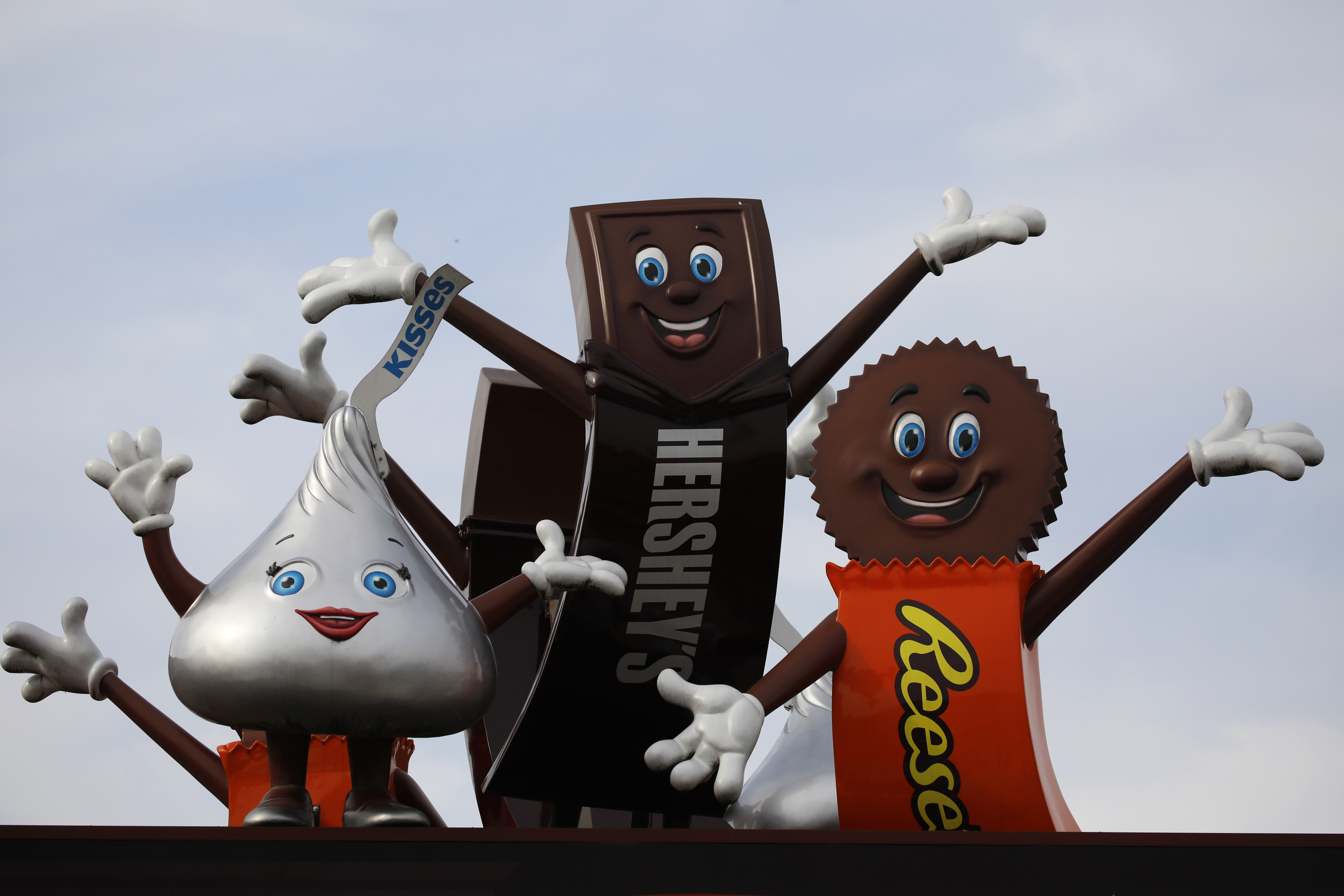 A Hershey&#039;s Kiss, Hershey&#039;s Bar, and Reeses Peanut Butter cup on a sign at Hershey&#039;s Chocolate World