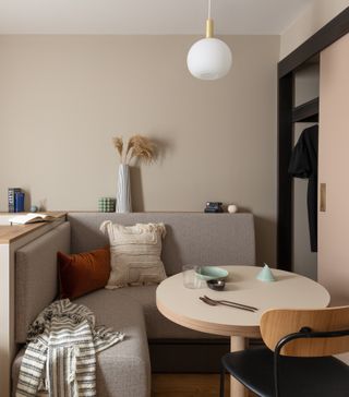 Elegant modern sitting room at Wembley Ark by Holloway Li