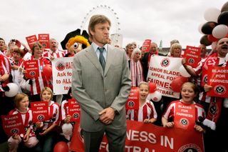 Sean Bean protests against Sheffield United's relegation in 2007, amid a dispute with West Ham United.