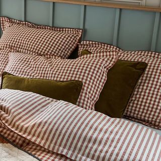 Red gingham La Redoute bedding set.