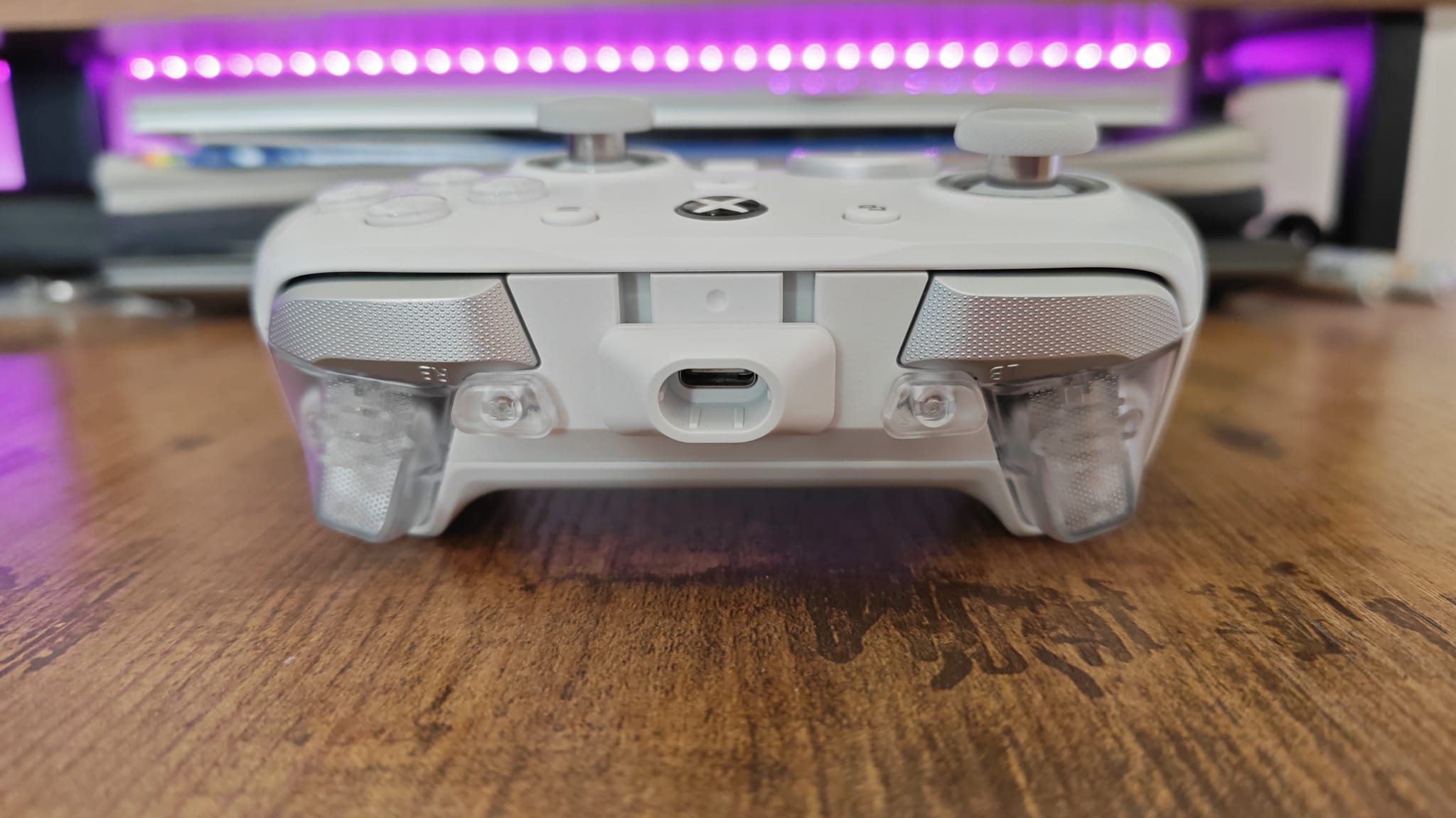 The shoulders of the GameSir G7 Pro, in front of some pink lighting