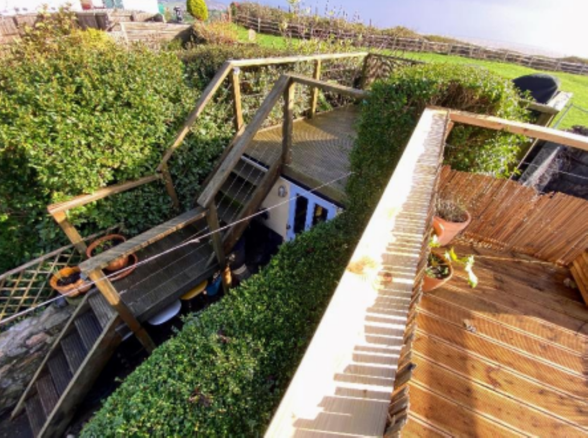 Homeowner told to remove garden decking built near grave of famous