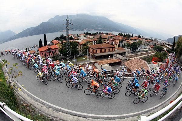 The bunch rides along Lago di Como.