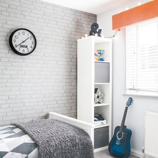 Kids bedroom with white brick feature wall