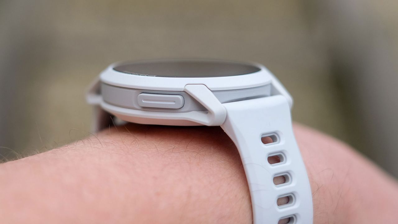 A close-up picture of our reviewer wearing the Coros Pace 4 watch, a view from the side