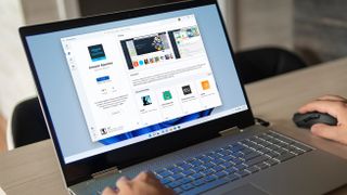 En laptopbruker kjører Android-apper på Windows 11