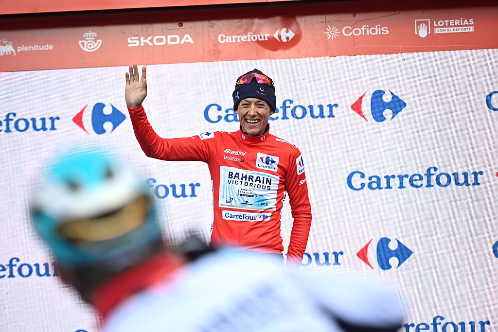 Team Bahrain&#039;s Norwegian rider Torstein Traeen celebrates on the podium wearing the overall leader red jersey after the 9th stage of the Vuelta a Espana, a 195 km race between Alfaro and Valdezcaray, on August 31, 2025. (Photo by ANDER GILLENEA / AFP)