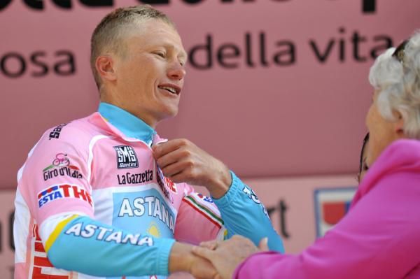 Alexander Vinokourov dons the maglia rosa