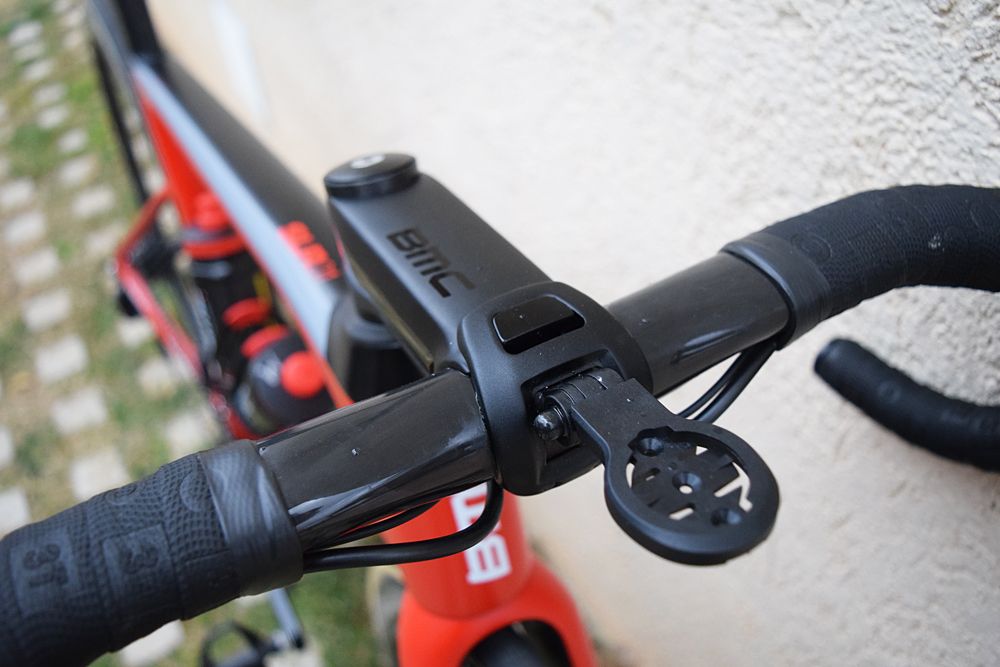 The BMC Teammachine SLR01 features BMC's integrated cockpit system, which enables internal cabling and includes a computer mount
