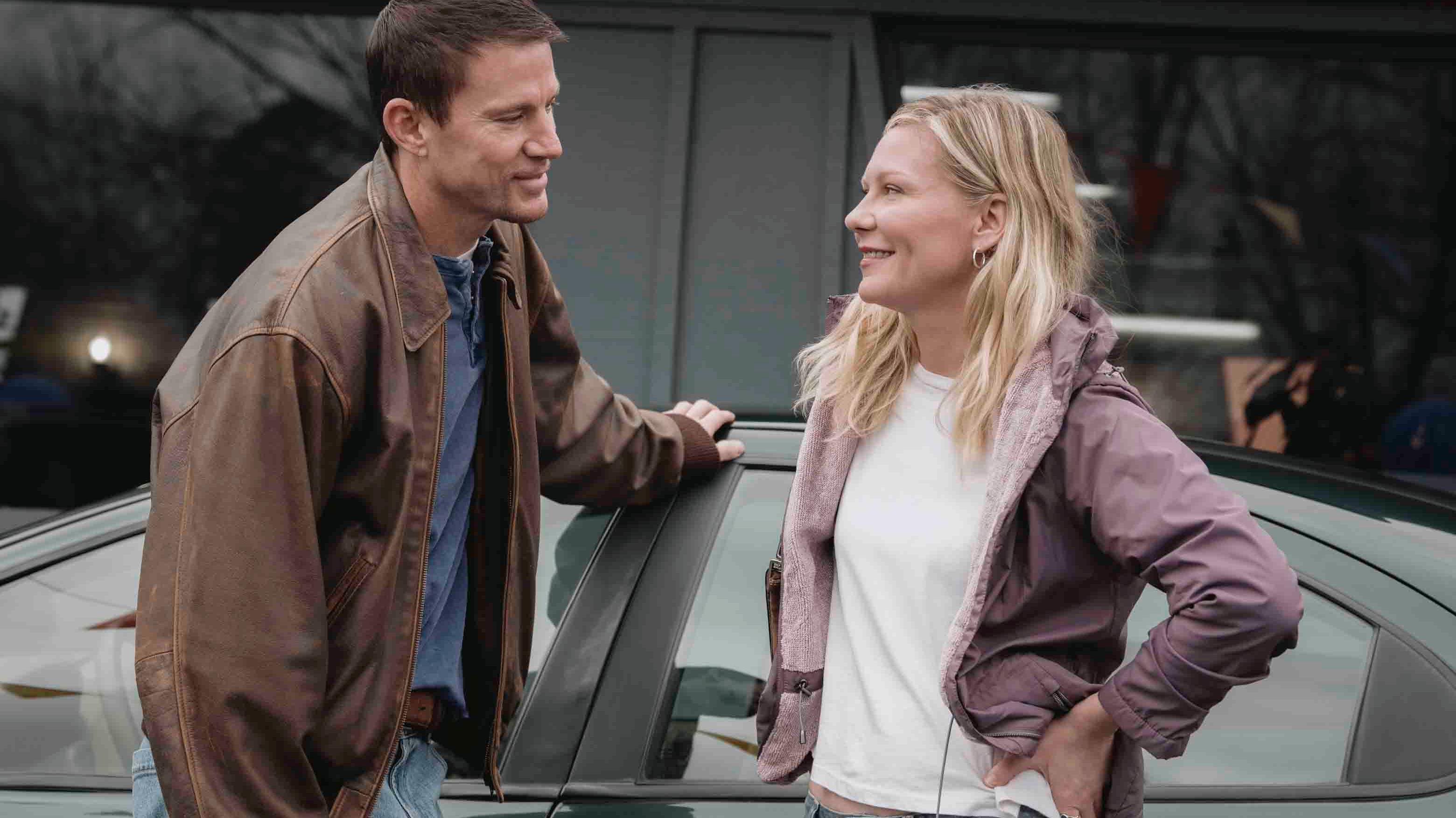 LR: جفری منچستر (چنینگ تیتوم) و لی (کرستن دانست) در کنار یک ماشین در یک صحنه گفتگو می کنند "سقف ساز"