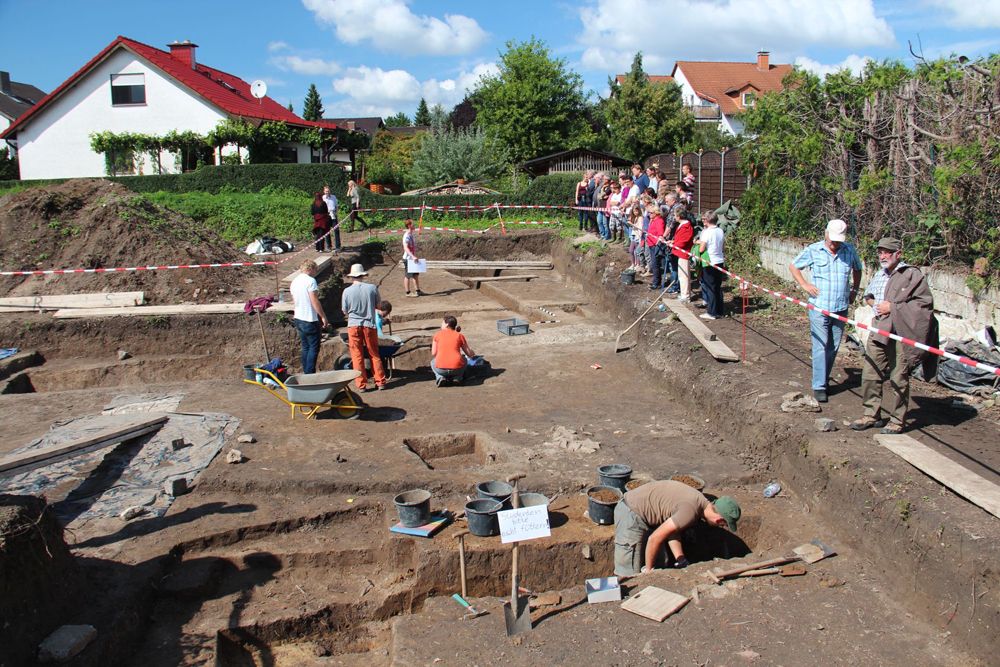 Observers watch the Gernsheim dig