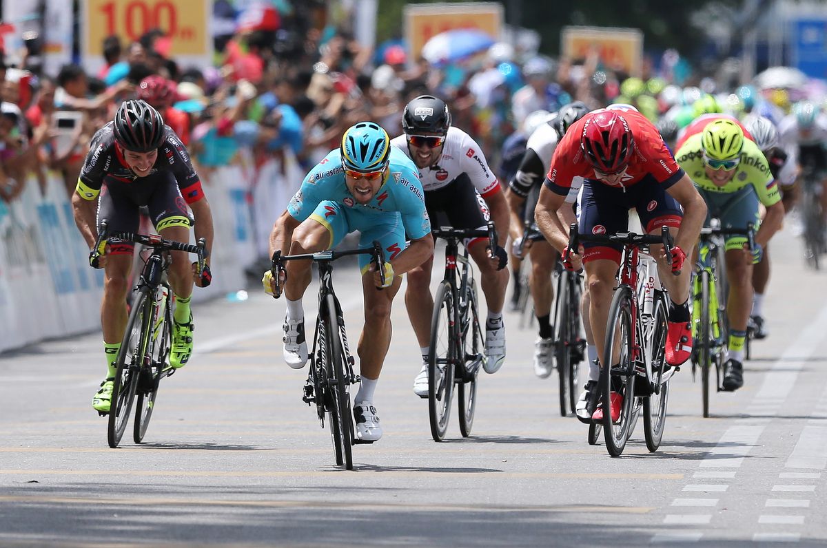 Brenton Jones (Drapac), right, sprinting for the win