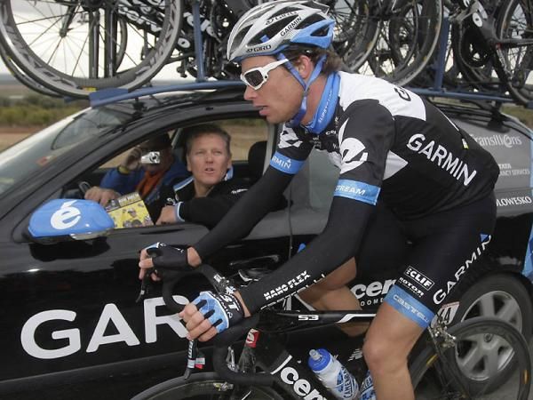 Kreder talks to Weltz in the Garmin-Cervelo team car