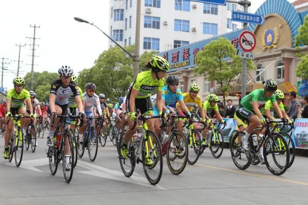The race rolls out for the final stage.