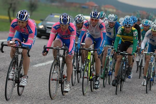Lampre-ISD teammates Aitor Perez and Denys Kostyuk set tempo for their sprinter Alessandro Petacchi.