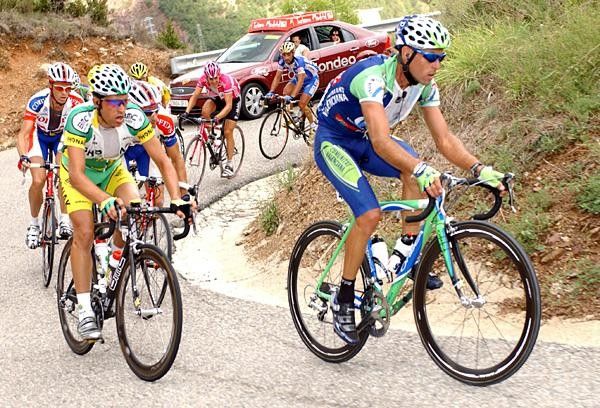 Adolfo Garcia Quesada (Comunidad Valenciana) leads Pereiro on a climb