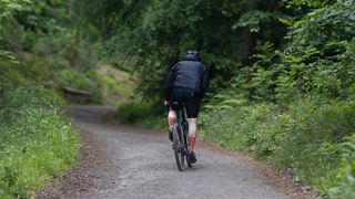 Rider on the Ribble 725 climbing a gravel path