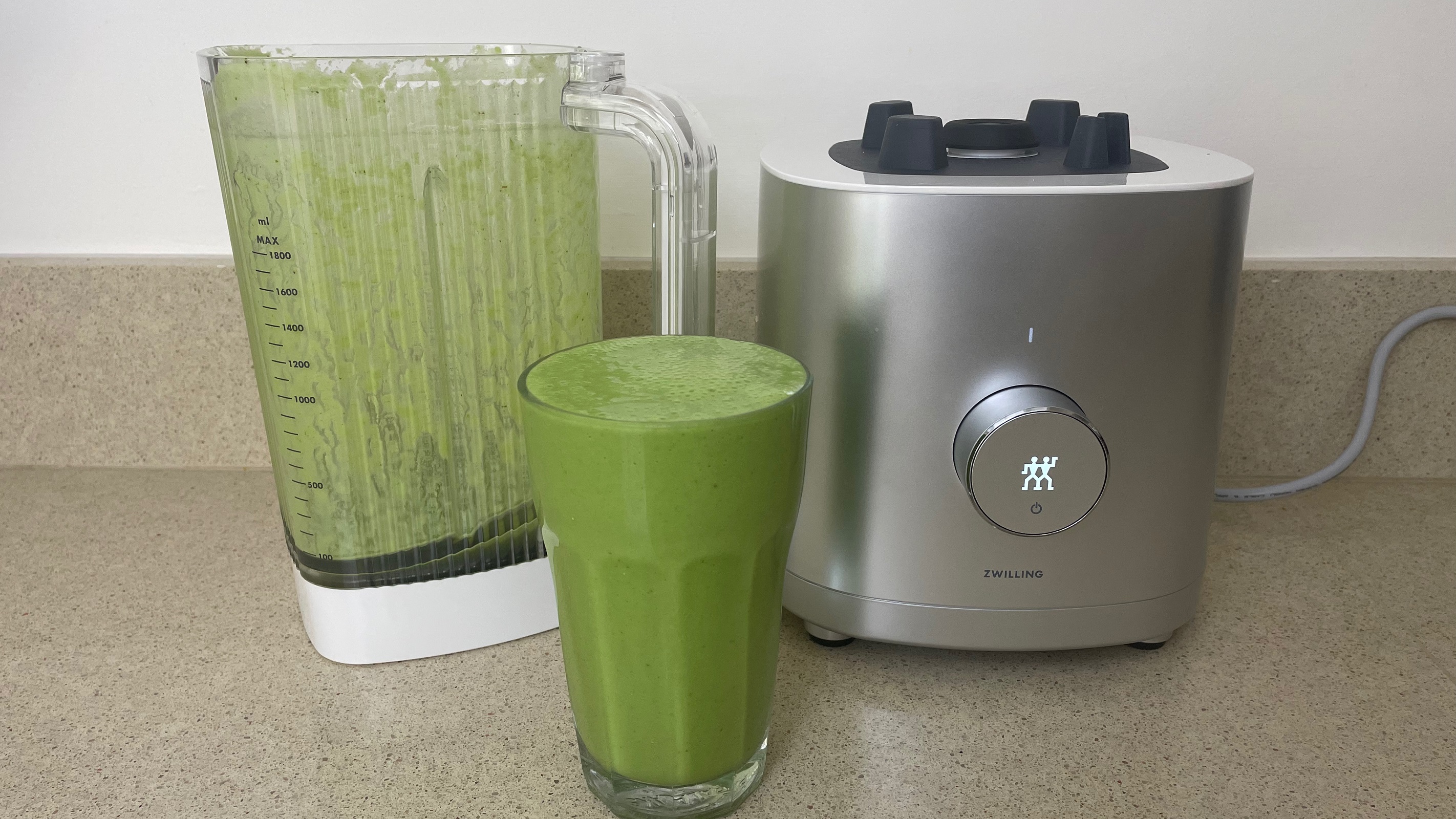 Ready smoothie with Zwilling Enfinigy Power Blender